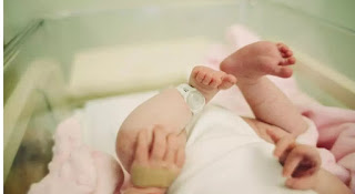 إيمي إيزابيل أبصرت النور.. ولادة أول طفل ببريطانيا بعد عملية زرع رحم