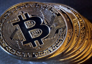 الأكبر منذ 2020.. بتكوين تخسر 14 بالمئة من قيمتها