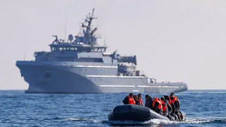 أثناء عبورهم قناة المانش.. وفاة 12 مهاجرًا على الأقل بعد انقلاب قاربهم