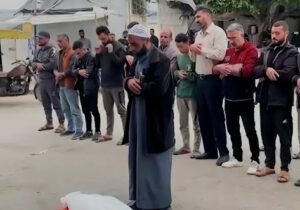 فقد 36 من أفراد عائلته.. فلسطيني يصلي الجنازة على جميع شهداء غزة