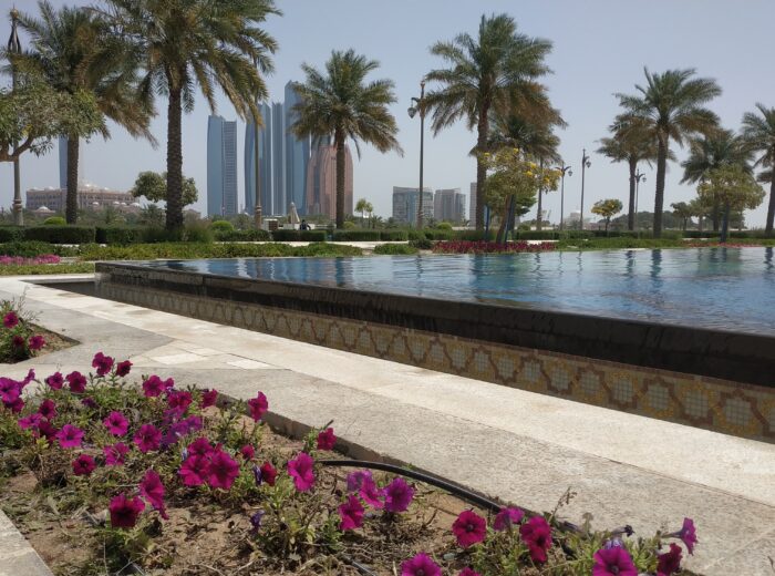 محمد بن زايد وماكرون يبحثان أمن الملاحة والطاقة والجولة الفرنسية تتجه إلى البحرين وقطر